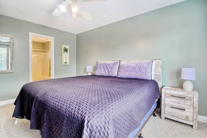 Vacation house for 12 people, with balcony and yard in Surfside Beach