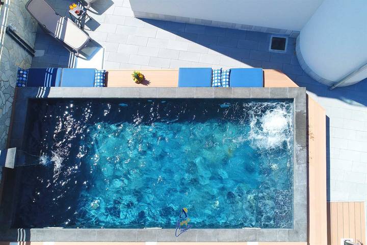 Amazing 6-Br villa with pool close to the beach in Starigrad, Region de Zadar