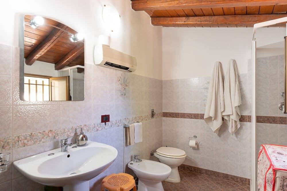 Entire apartment, Apartment 'Il Gelsomino' with Terrace, Bbq & Wi-Fi in Custonaci, Trapani Province