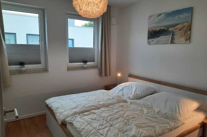 Ganze Wohnung, Moderne Og-Wohnung mit Blick aufs Meer und Stralsund in Altefähr, Rügen
