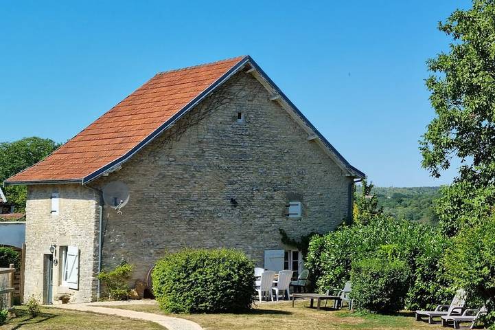 Gîte pour 5 personnes, avec terrasse et jardin, animaux acceptés