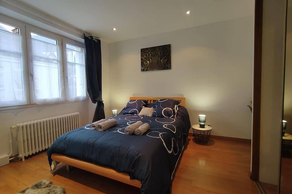 Appartement entier, Le Saint-Roch : Appartement cosy avec terrasse privée en plein centre-ville in Issoudun, Région d'Issoudun