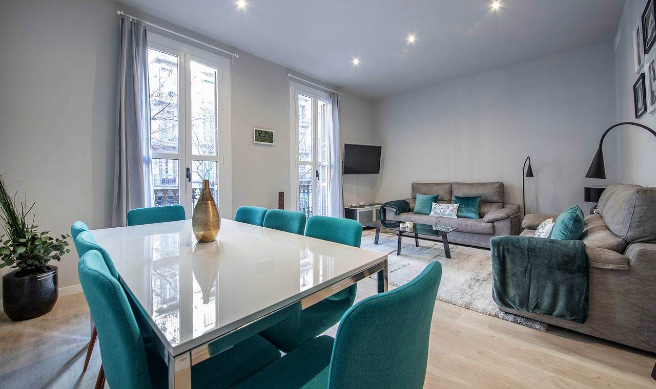 Entire apartment, Holiday apartment for 7 people with terrace in Barcelona Centre, Barcelona