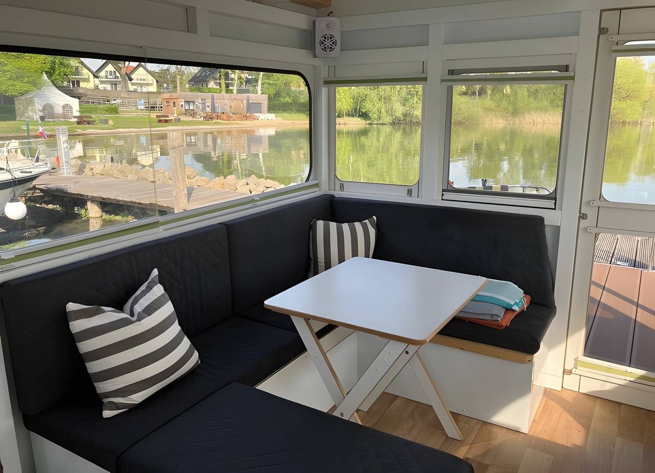 Houseboat 'Ms Manfred' con Vista Lago e Terrazza Privata in Röbel, Müritz