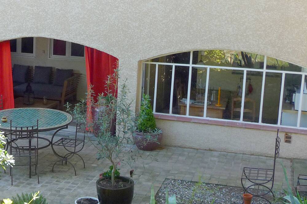 Entire apartment, Mas des Micocouliers in Montagnac, Côte d'Améthyste