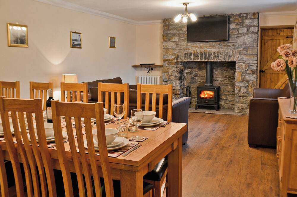 5 bedroom accommodation in Burry Port, near Llanelli in Burry Port, Carmarthenshire