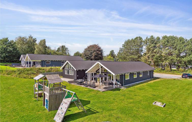 Ferienhaus für 16 Personen, mit Terrasse und Whirlpool sowie Garten und Pool