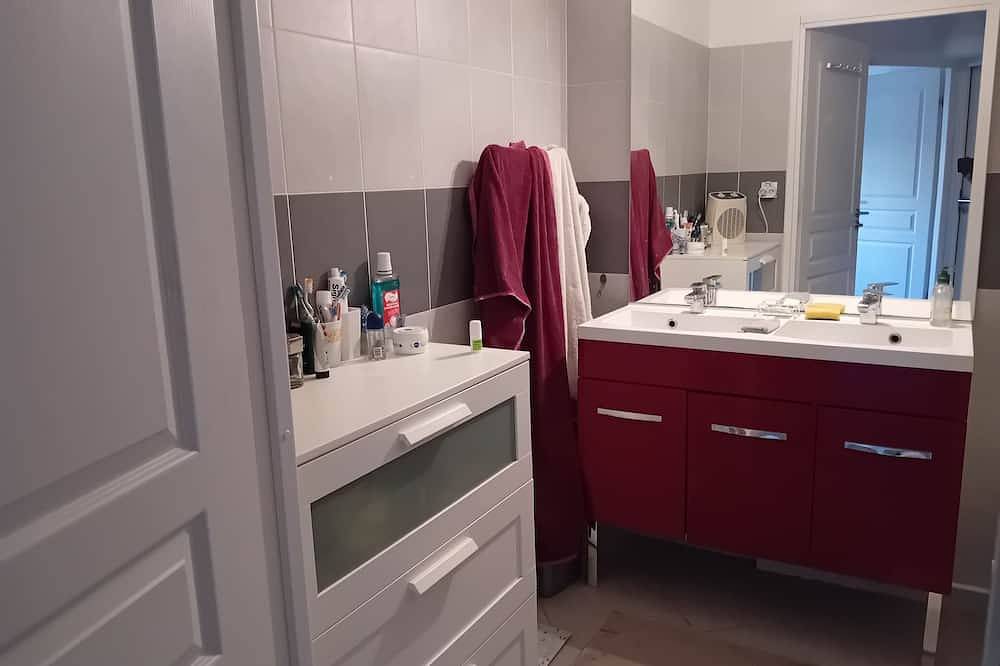 Apartamento entero, T3 apartment in town center, supermarkets 100 m. ideal couple 2 children in La Farlède, Region de Toulon