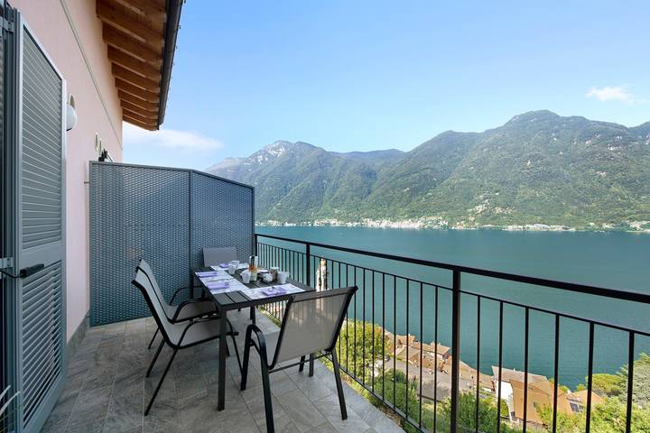 Holiday rental for 4 people, with balcony and lake view in Lombardy