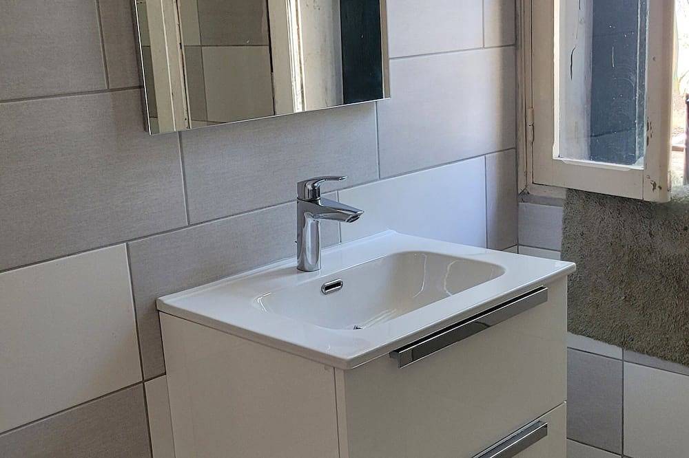 Maison Dans un Domaine Viticole Avec Piscine in Montagnac, Côte d'Améthyste