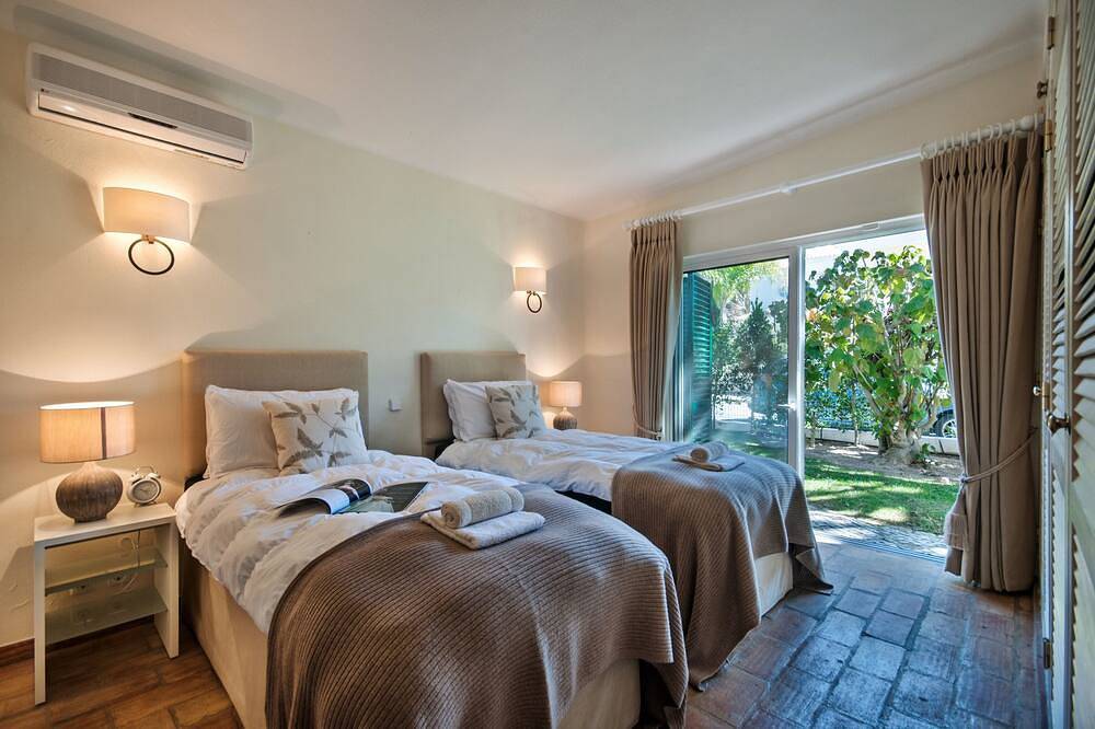 Stunning Villa With Private Heated Swimming Pool, 10 Minute Walk To The Beach in Quinta do Lago, Almancil