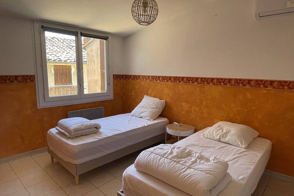 House in the heart of the village in Montagnac, Côte d'Améthyste