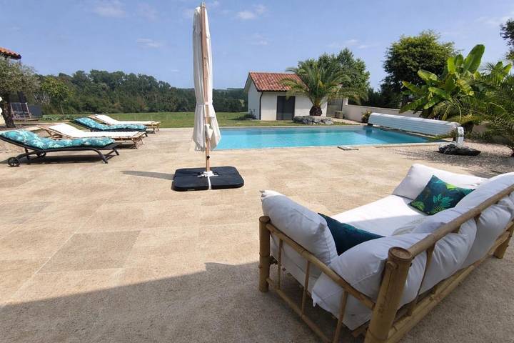 Gîte pour 6 personnes, avec piscine ainsi que jardin et terrasse à Gaujacq