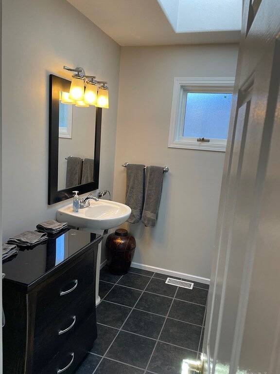 3 Br 5 Bed Upper Floor With Massive Lake view in Peachland, Regional District of Central Okanagan