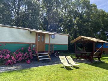 Gîte pour 4 personnes, avec piscine et jardin dans le Puy-de-Dôme