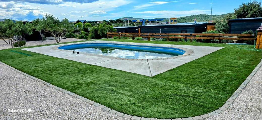 Camping pour 5 personnes, avec vue et terrasse ainsi que jardin et piscine, animaux acceptés à Pirovac - 4