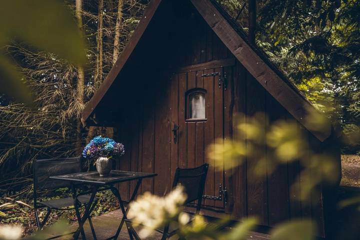 Cabane Tröll avec terrasse privée, jardin partagé et Wi-Fi in Saint-Donan, Cotes-d'Armor