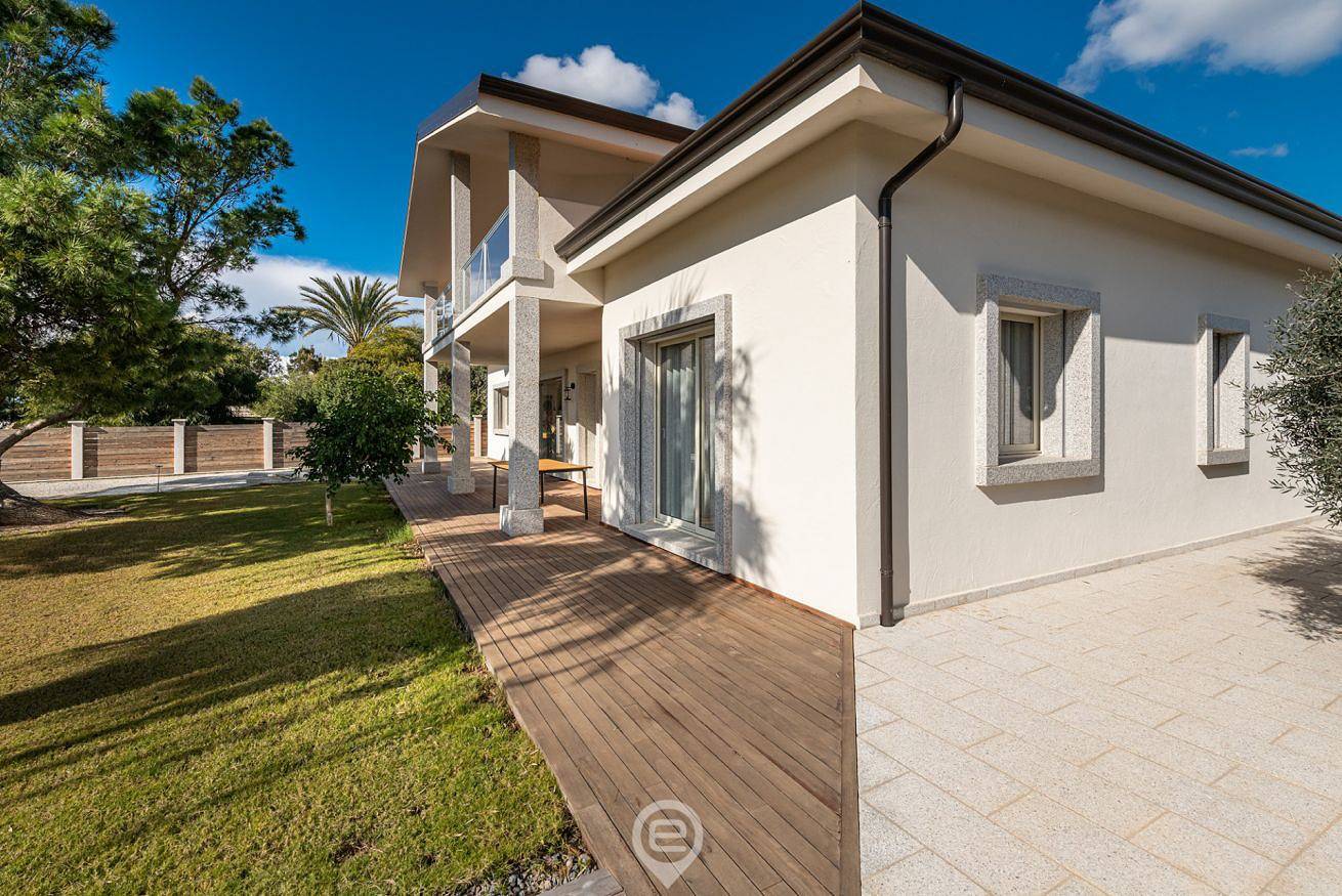 Golden Dunes Villa - Garden Retreat in Playa de Porto Pino, Porto Pino