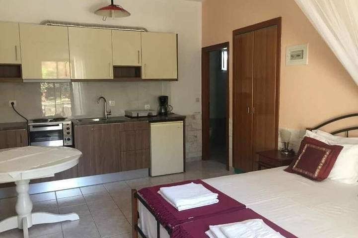 Ferienwohnung für 2 Personen, mit Terrasse und Garten sowie Pool