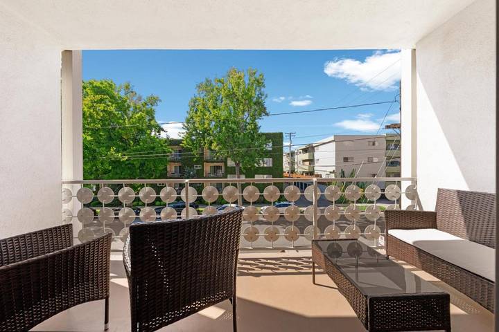 Location de vacances pour 6 personnes, avec vue ainsi que jardin et piscine, animaux acceptés à Santa Monica