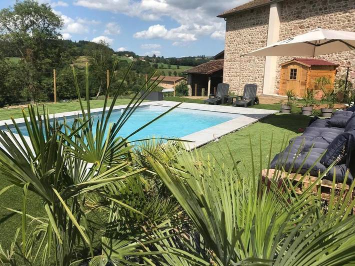 Gîte pour 13 personnes, avec jardin et piscine, animaux acceptés à Belmont-de-la-Loire
