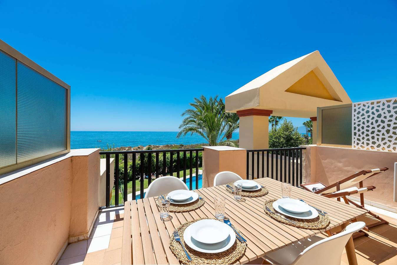 Appartement entier, Appartement "Sea Front Beach Studio" avec vue sur la mer, Wi-Fi et climatisation. in Marbella Est, Marbella