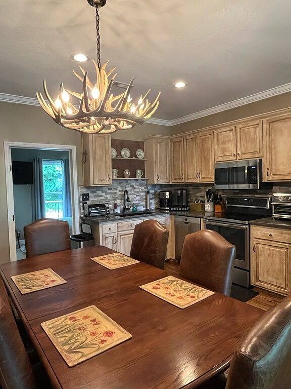 Ganze Wohnung, Lake Toxaway Falls: Waterfall Views, Luxury Condo, minutes from hiking! in Lake Toxaway