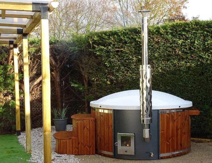 Location de vacances pour 6 personnes, avec piscine ainsi que jacuzzi et jardin à Savigny-en-Véron