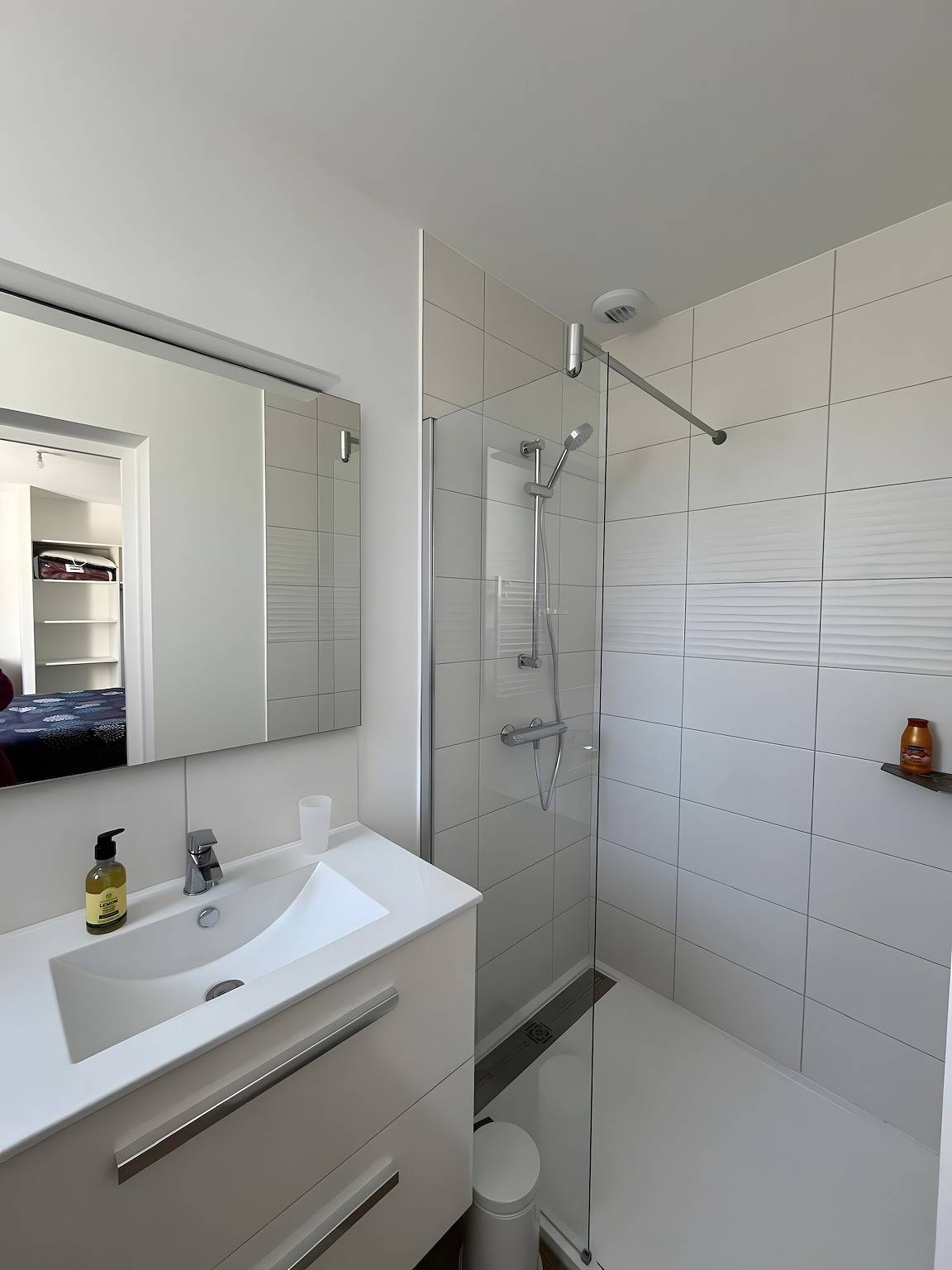 Gästezimmer Sous le Pin „Zimmer 1“ mit gemeinsamer Terrasse, Wlan und Klimaanlage! in Olonne-sur-Mer, Les Sables-d'Olonne