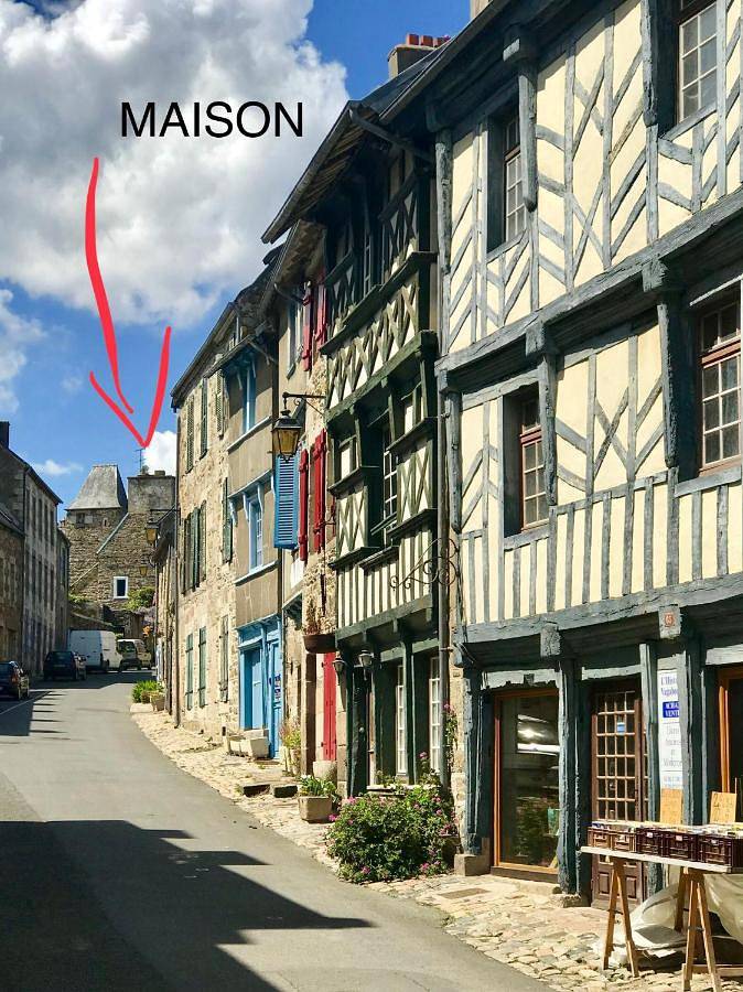 Appartement entier, Appartement de 1634 avec balcon au sud sur jardin en plein cœur historique in Tréguier, Côte de Granit Rose