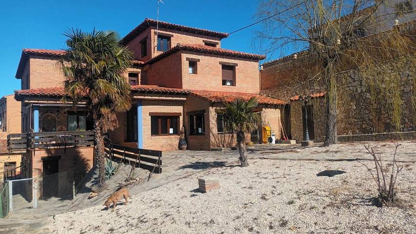 Casa rural, con Terraza y Jardín además de Piscina y Vistas en Jiloca