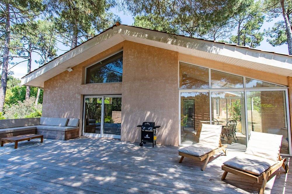 Modern villa with large terrace under the pines in Le Canon, Lège-Cap-Ferret