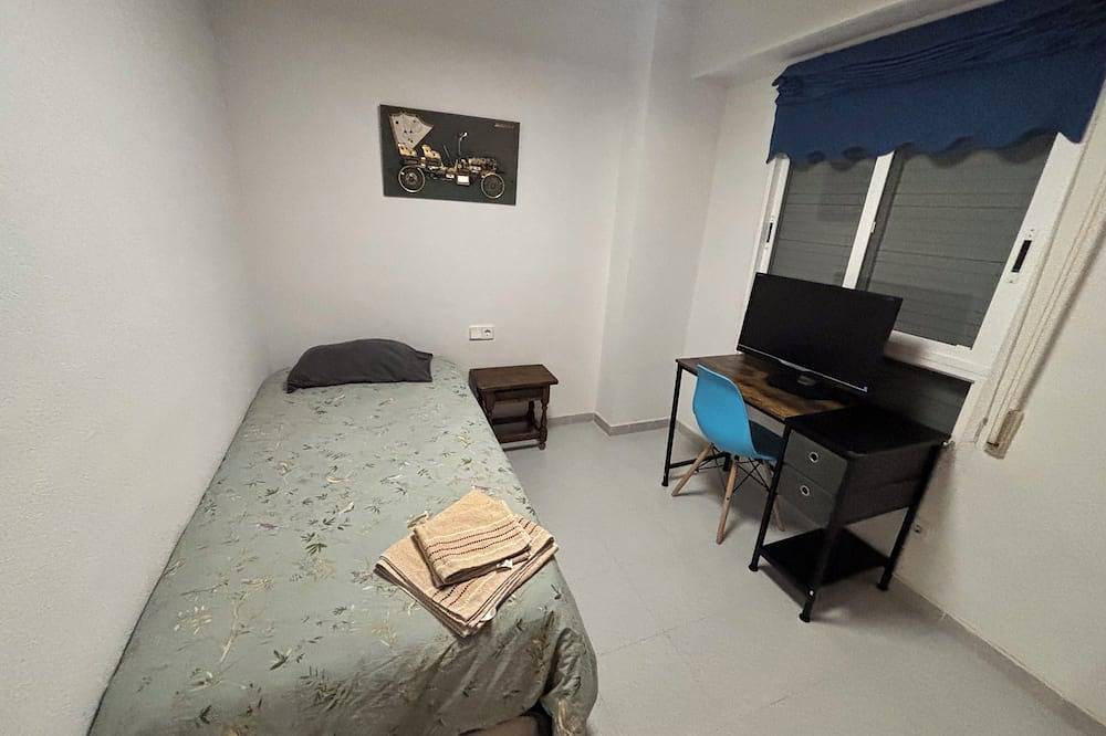 Apartamento entero, Piso en una bonita comunidad con piscina, pista de tenis y playa a un paso in Alicante, Costa Blanca