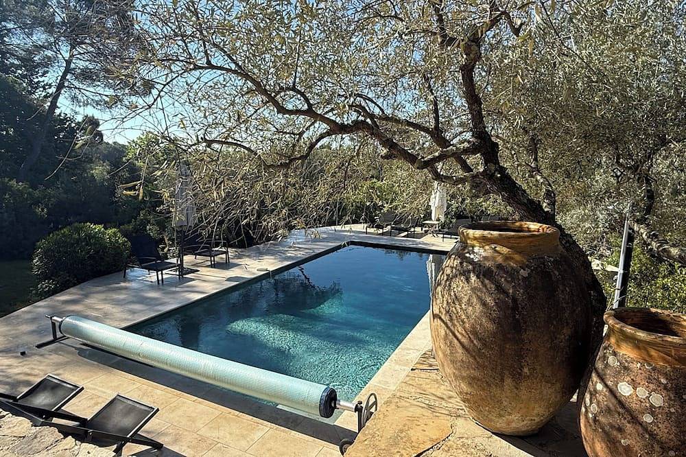 Private country house, garden, and relaxation between the sea and lake in Draguignan, Draguignan region