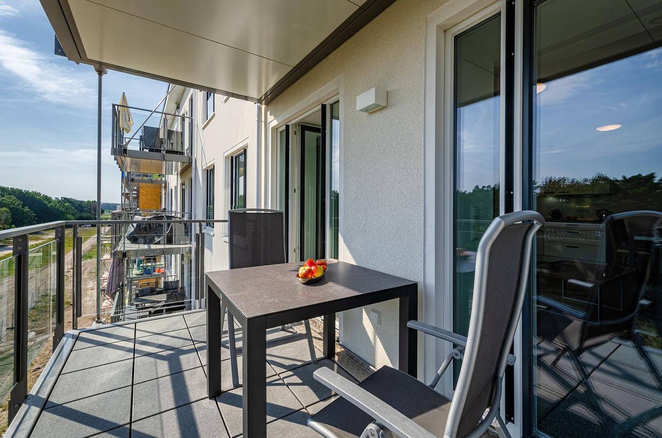 Geheel appartement, Fewo Ostwind: 55 m² Apartment mit Balkon, Meerblick & Sky-Sauna-Nutzung in Prora, Binz