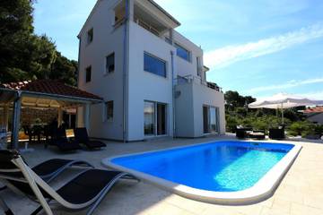Ferienwohnung für 4 Personen, mit Garten und Whirlpool sowie Terrasse in Tisno