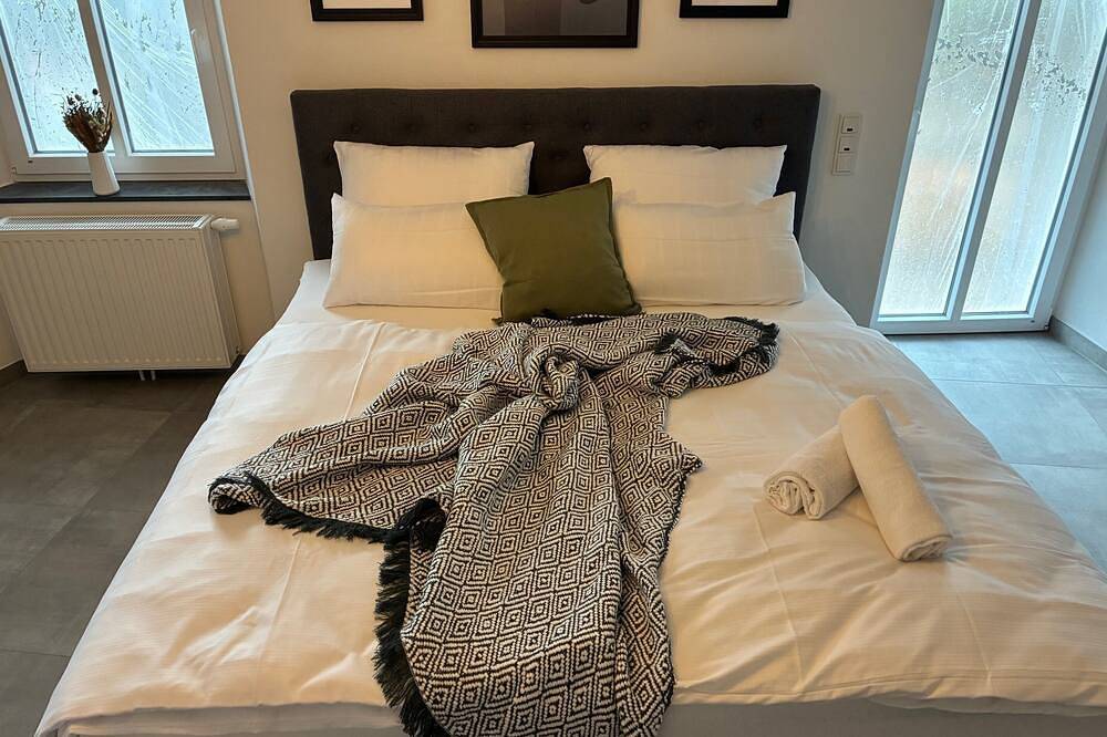 Geheel appartement, Apartment - ground floor apartment, 70 qm², new kitchen, terrace, parking lot, modern, up to 4 pers in Piesport, Bernkastel-Kues en Omgeving