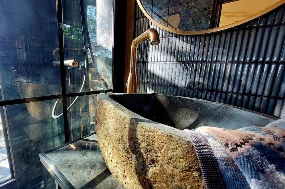 Luxury by the fjord of Oslo.  Welcome to a mirrored cabin with great views in Nesodden