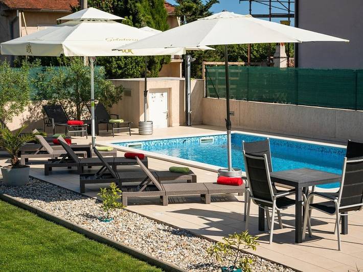 Villa in Pula mit Schwimmbecken in Sisan, Südküste Istrien