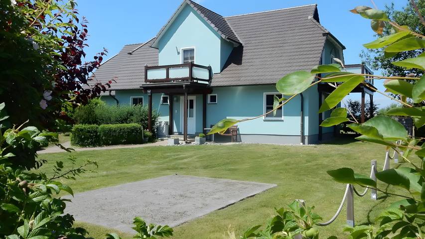 Ferienwohnung für 4 Personen, mit Balkon und Garten sowie Seeblick in Neuenkirchen (Rügen)