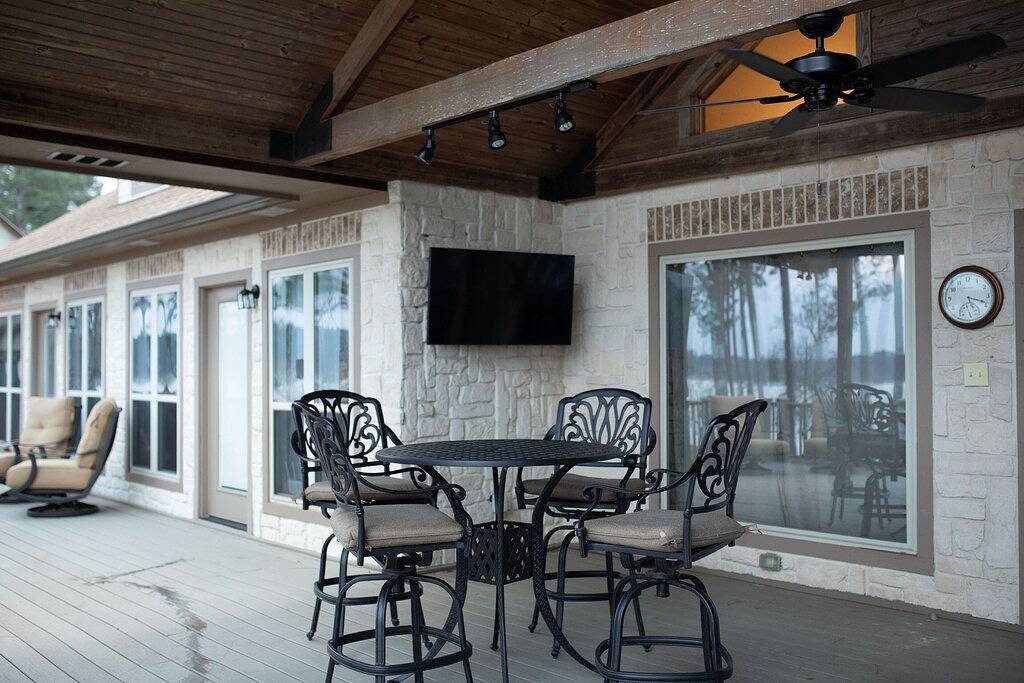 Huge waterfront lake house with spacious yard & amazing views! in Sam Rayburn Reservoir