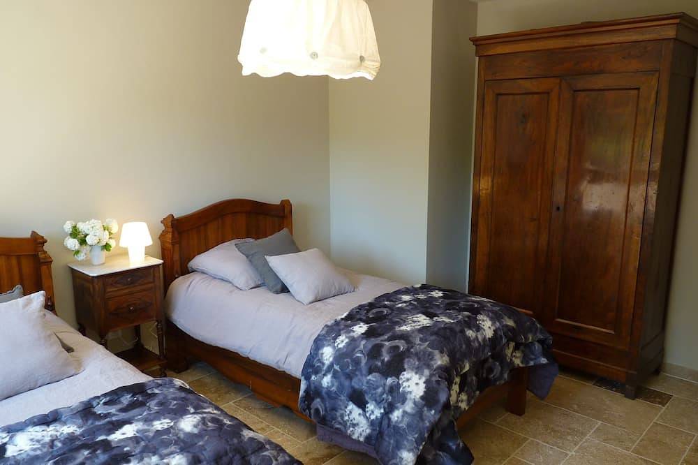 Bastidon 18a restaurada con piscina exclusiva en parque de 7 hectáreas. in Nans-les-Pins, Región Brignoles