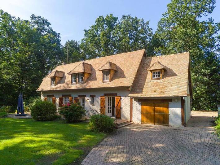 Cottage pour 10 personnes, avec terrasse ainsi que piscine et jardin, animaux acceptés à Houlbec-Cocherel