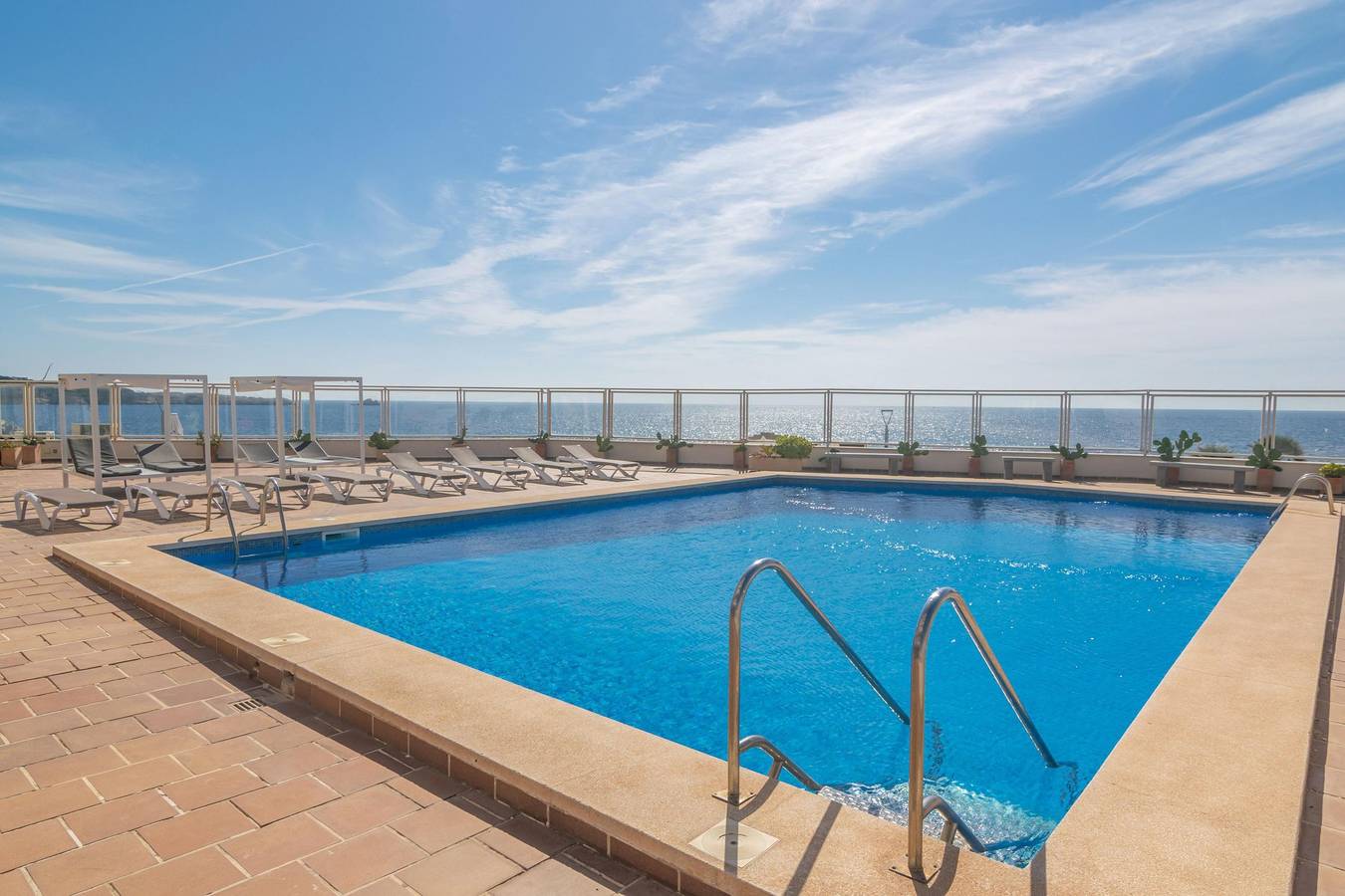 Entire apartment, Mar Blava - Cozy apartment with communal pool facing the sea, perfect for families with children. in Cala Ratjada, Capdepera