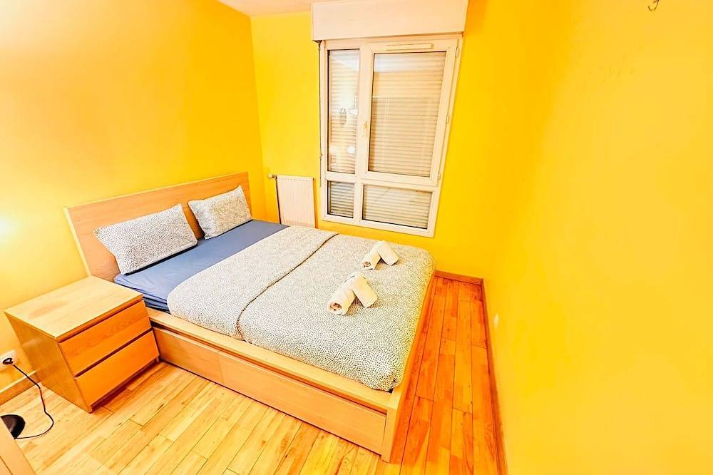 Appartement entier, 2Br+Salon+Parking La Défense, 10 min walk to metro in Courbevoie, Hauts-de-Seine