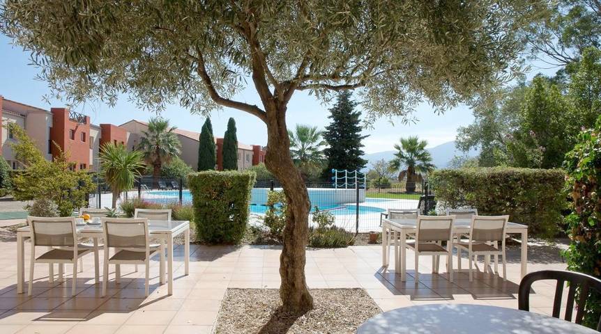 Hôtel pour 3 personnes, avec Terrasse ainsi que Jardin et Piscine