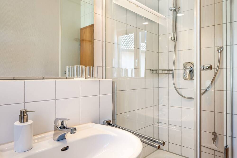 Ganze Wohnung, Ferienwohnung Kuprella 1 - mit Liegewiese und privatem Seezugang in Nonnenhorn in Strandbad Nonnenhorn, Nonnenhorn
