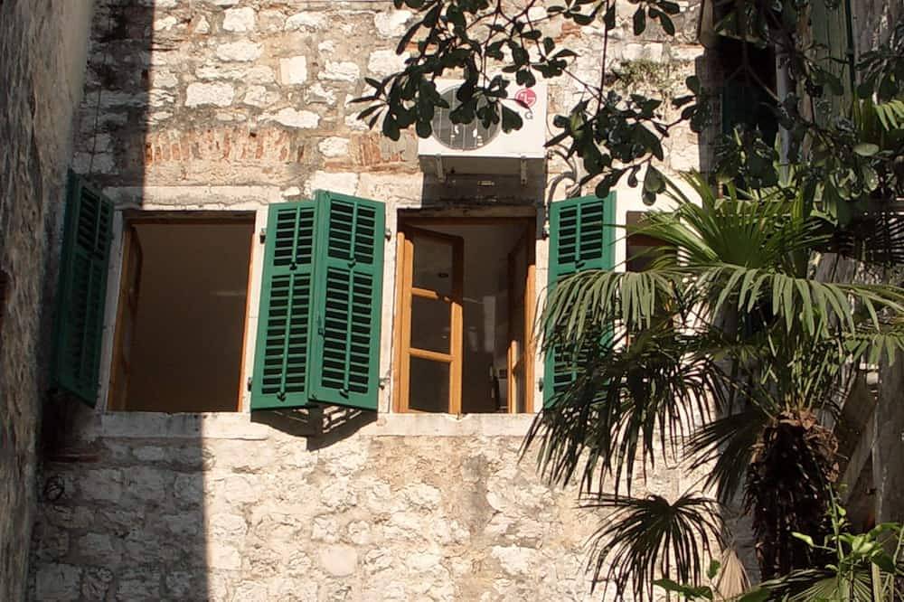 Ganze Wohnung, Charakter gut ausgestattet (rechts) Studio-Apartment im historischen Zentrum von Kotor in Kotor, Opština Kotor