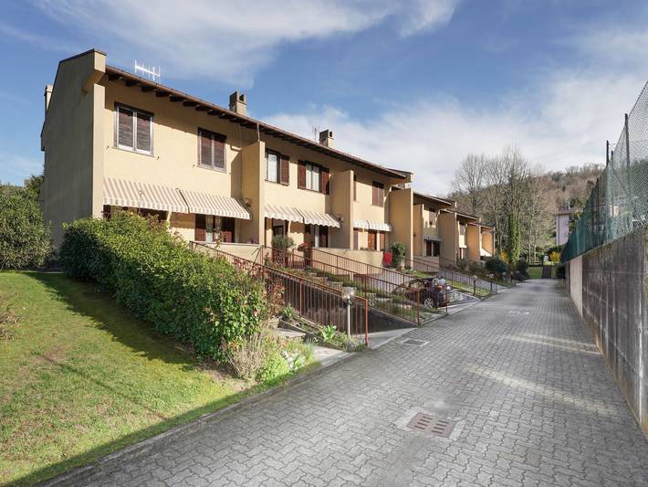 Casa vacanza per 5 persone, con balcone e giardino in Laveno-Mombello