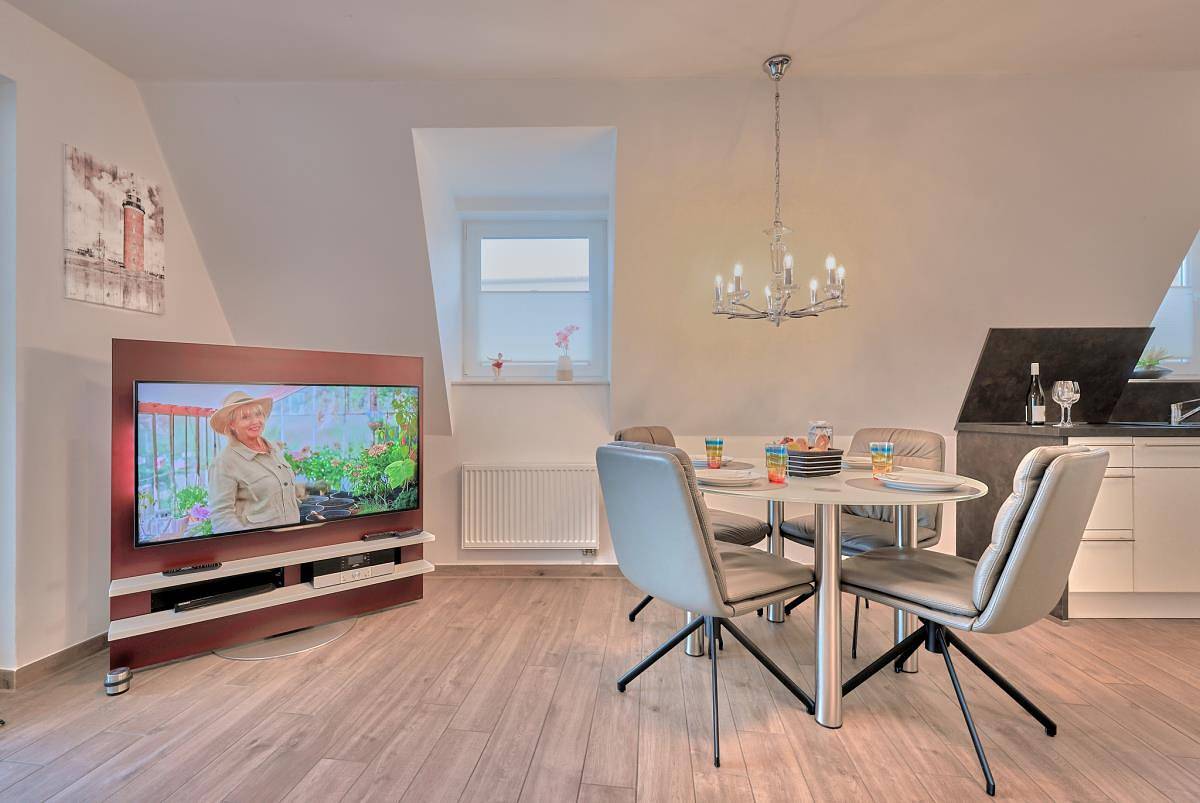 Ganze Wohnung, Haus Düne 1 Ferienwohnung 12 - 2 Schlafzimmer, 2 Duschbäder, 2 Balkone - voller Meerblick + Strandkorb von Mai-Oktober in Duhnen, Cuxhaven